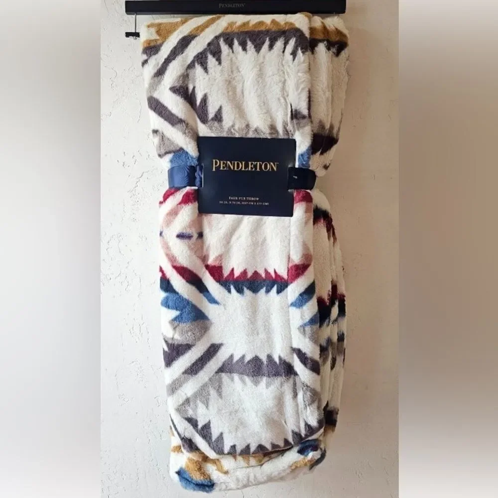 🔥 RARE🔥 Pendleton Faux Fur Throw in White Sands!